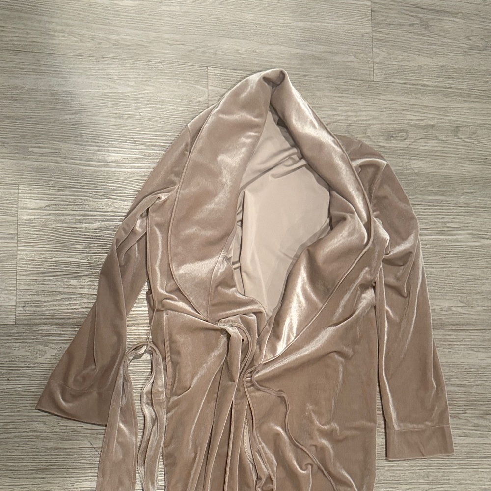 Natalie Velvet Robe NWOT - Picture 3 of 6
